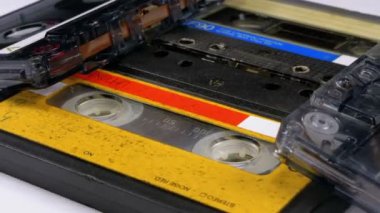 Dört ses kasetleri beyaz arka plan üzerinde döndürme