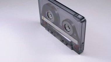 Vintage şeffaf ses kaset beyaz arka plan üzerinde döner