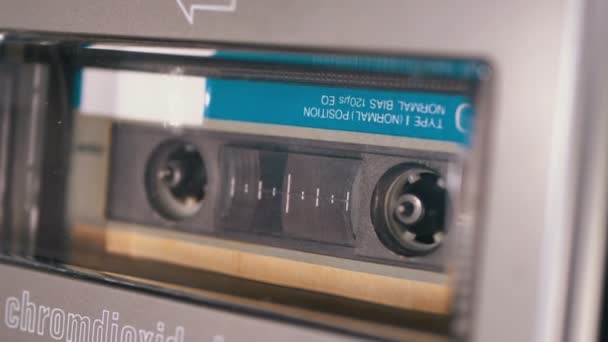 La cassette audio est insérée dans la plate-forme de l'enregistreur de bande audio Lecture et tourne — Video