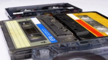 Dört ses kasetleri beyaz arka plan üzerinde döndürme