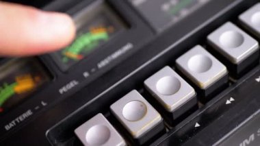 Oynat düğmesini bir Vintage teyp bastırıyor. Transistör retro radyo.