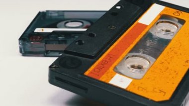 Beyaz arka plan üzerinde iki Vintage ses kaset döner