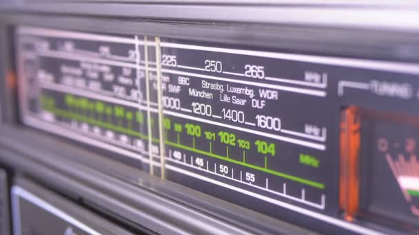 ヴィンテージ受信機の規模でアナログ ラジオ ダイヤル周波数をチューニング — ストック動画
