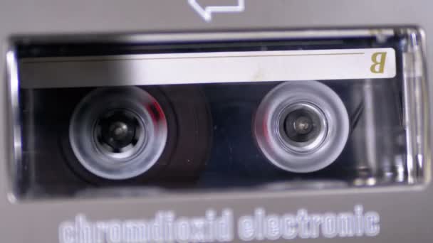 Rebobinar uma fita cassete de áudio inserida em um gravador de fita — Vídeo de Stock