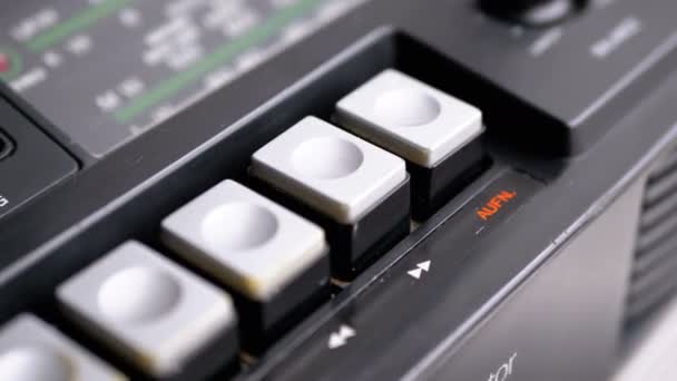Playback Control-knoppen op een Retro radioontvanger — Stockvideo