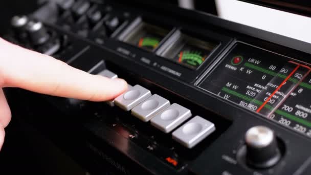 Pulsando Play, Stop, Rec, ff, Rew Botones en una grabadora de cinta — Vídeo de stock