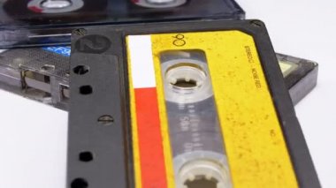 Beyaz arka plan üzerinde üç Vintage ses kasetleri döndürmek