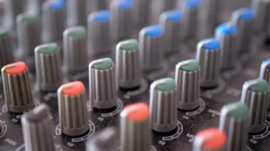 Karıştırma konsol bir ses kontrol düğmeleri