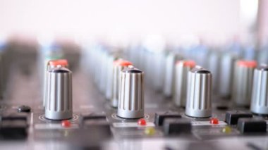 Karıştırma konsol bir ses kontrol düğmeleri
