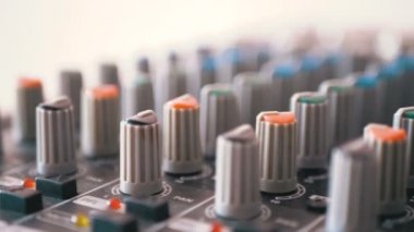 Karıştırma konsol bir ses kontrol düğmeleri