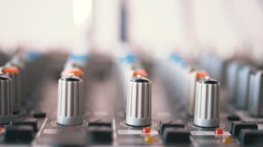 Karıştırma konsol bir ses kontrol düğmeleri