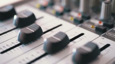Ses karıştırma konsolunda kontrol Faders