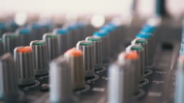 Karıştırma konsol bir ses kontrol düğmeleri