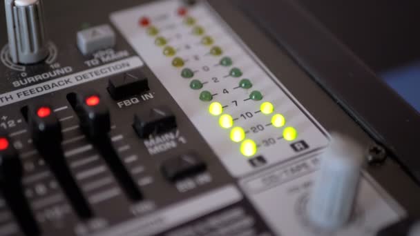 LED Indicator niveau signaal op de Sound Mixing Console — Stockvideo