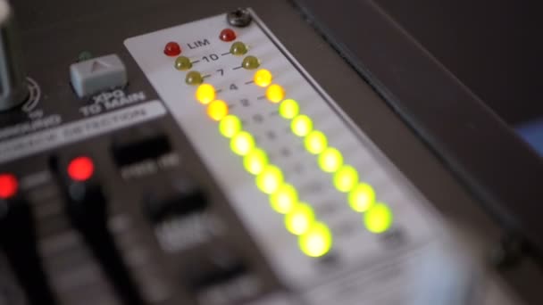 LED Indicator niveau signaal op de Sound Mixing Console — Stockvideo