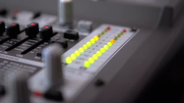 Señal de nivel de indicador led en la consola de mezcla de sonido — Vídeo de stock
