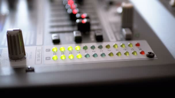Segnale di livello indicatore LED sulla console di miscelazione del suono — Video Stock