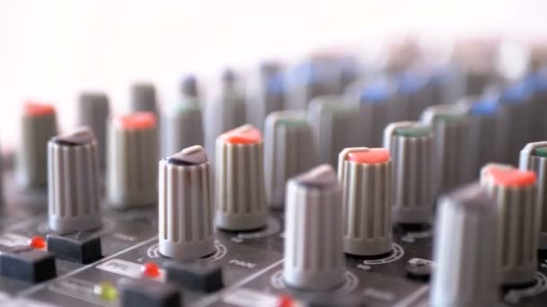 Boutons de commande sur une console de mixage sonore — Video