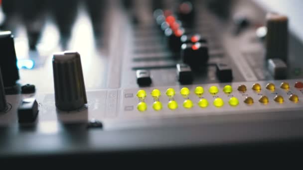混音控制台上的指示灯电平信号 — 图库视频影像