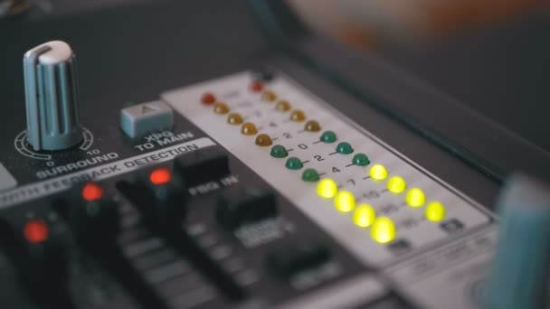 LED Indicator niveau signaal op de Sound Mixing Console — Stockvideo