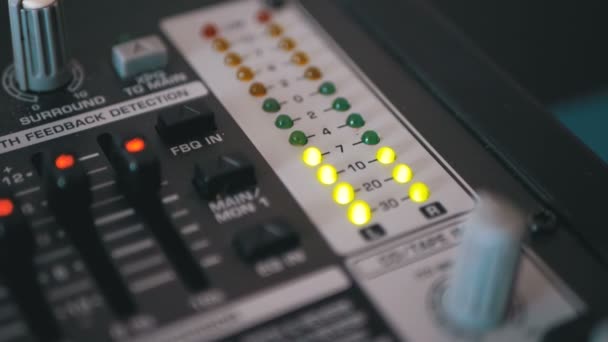 Señal de nivel de indicador led en la consola de mezcla de sonido — Vídeo de stock