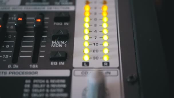 LED Indicator niveau signaal op de Sound Mixing Console — Stockvideo