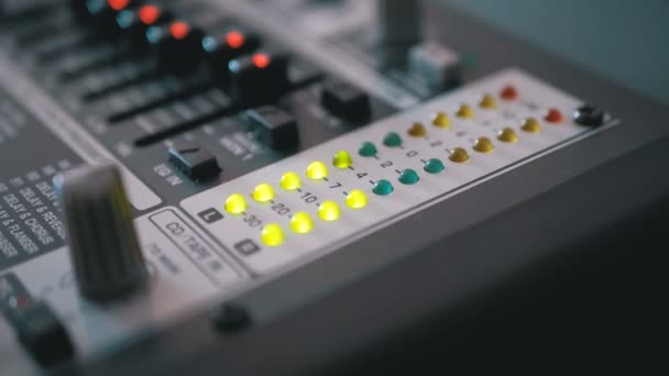 Señal de nivel de indicador led en la consola de mezcla de sonido — Vídeos de Stock