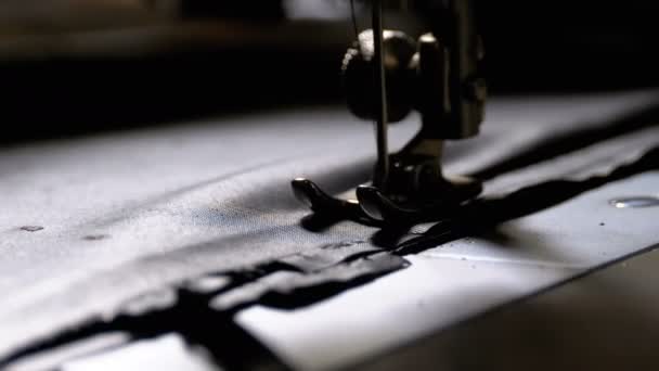 Aguja de la máquina de coser en movimiento — Vídeo de stock