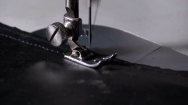 Dikiş makinesi iğnesi hareket halinde