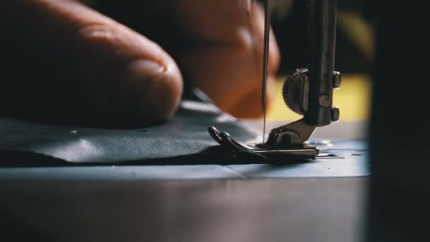 Aguja de la máquina de coser en movimiento — Vídeo de stock