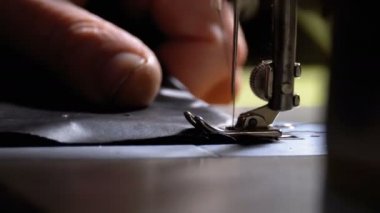 Dikiş makinesi iğnesi hareket halinde