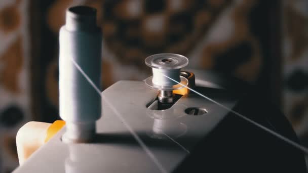 Draad is gewikkeld op een Robbin op vintage naai machine — Stockvideo