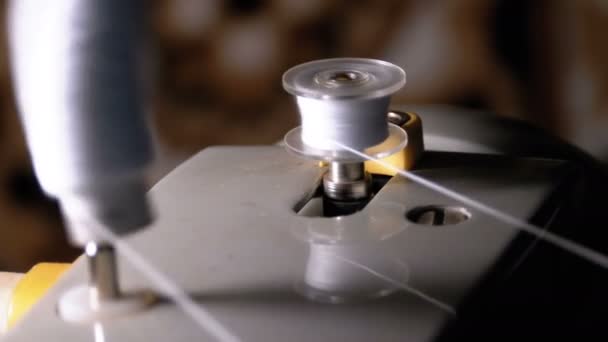 Il filo è ferito su una bobina sulla macchina da cucire vintage — Video Stock