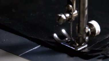 Dikiş makinesi iğnesi hareket halinde