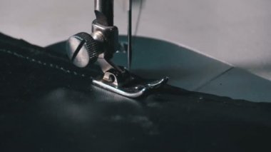 Dikiş makinesi iğnesi hareket halinde