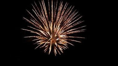 Gece gökyüzünde yanıp sönen havai fişekler. Ağır çekim