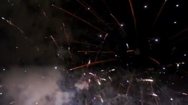 Gökyüzünde havai fişek kutlama. Ağır çekim