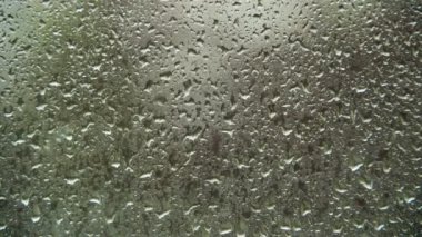 Pencere camına yağmur damlaları. Zaman atlamalı