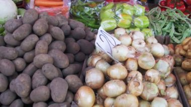 Üstünde belgili tanımlık sayaç depodaki taze sebze