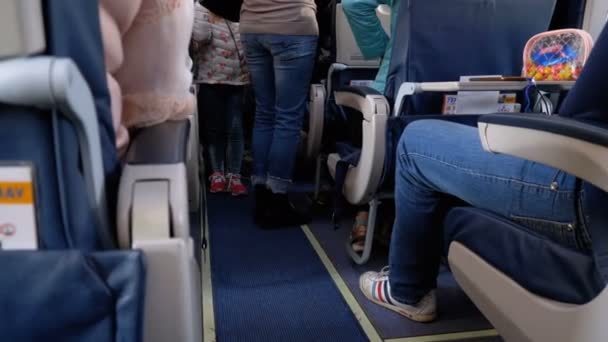 Passagerare inne i flygplanet under flygningen — Stockvideo