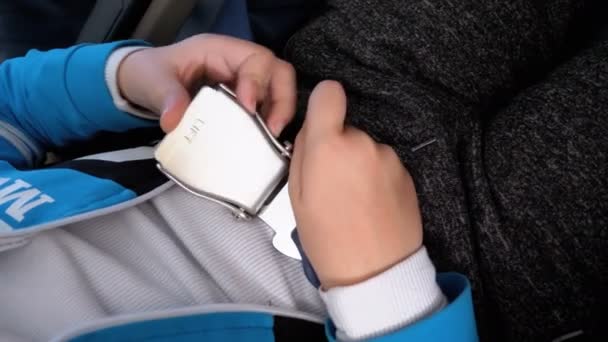 Дитина в сидінні літака закріпив ремінь безпеки — стокове відео