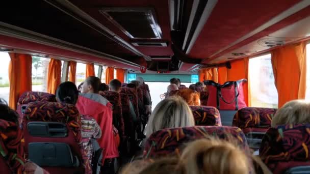 Widok wewnątrz kabiny autobusowej z turystami podróżujących na egzotycznej drodze z palmami — Wideo stockowe