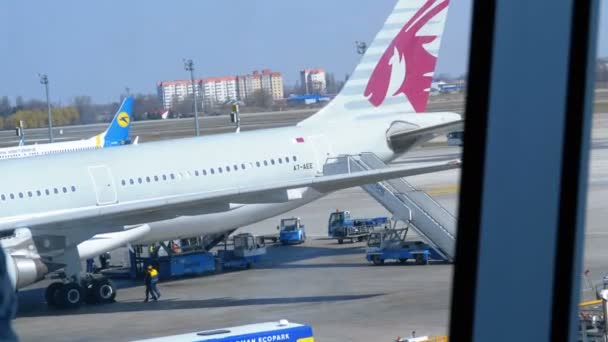 Vista de la pista del aeropuerto con aviones y personal de apoyo — Vídeos de Stock