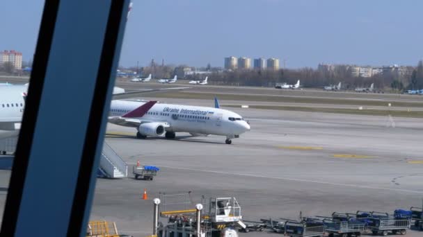 Aviões de passageiros que chegam se movem na pista no aeroporto — Vídeo de Stock