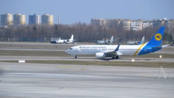 Άφιξη επιβατηγών αεροσκαφών μετακινείται στον αεροδιάδρομο στο αεροδρόμιο — Αρχείο Βίντεο