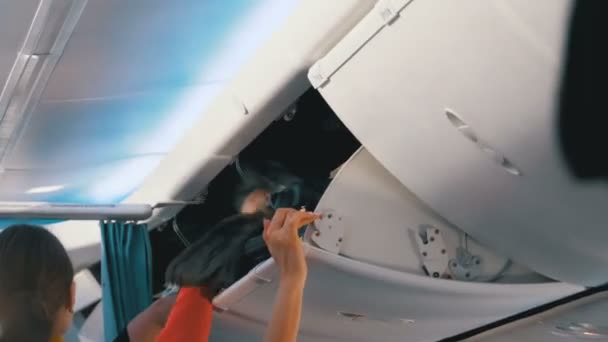 Handbagage. Instappen in het vliegtuig met bagage in de cabine — Stockvideo