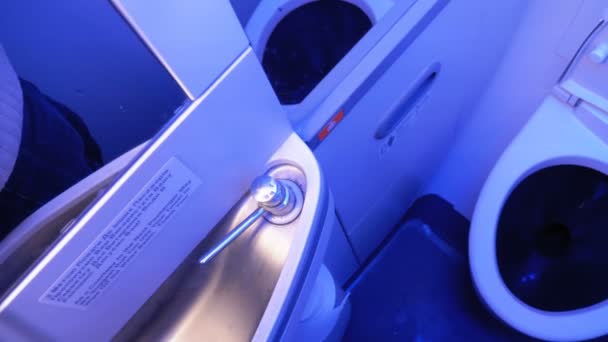 Toilette im Flugzeug — Stockvideo