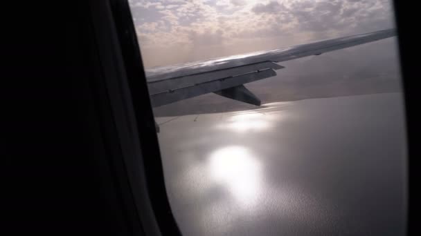 Utsikt från flygplan fönstret på den tropiska resort med exotiska hotell och pooler i Egypten öken — Stockvideo