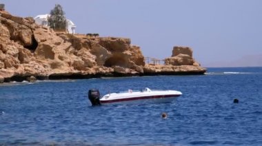 Mısır'da Rocky Beach ve Sahil Manzarasına Karşı Denizde Çapa Motorlu Tekne