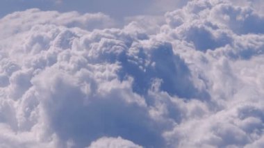 Düzlem Penceresinden Kıvırcık Bulutların Görünümü